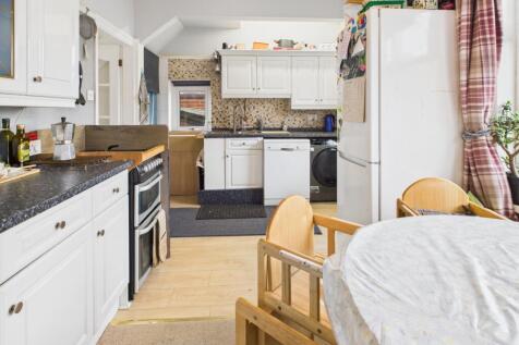 CAM04233G0-PR0035-STILL019