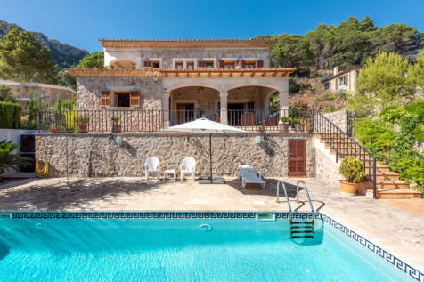 Villa with two urban plots with panoramic views in Valldemossa