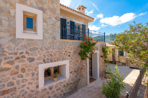 Side view of the natural stone facade