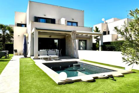 Modern semi-detached house in a beautiful location near Cala Pi with pool, garden, 3 bedrooms and 3 bathrooms