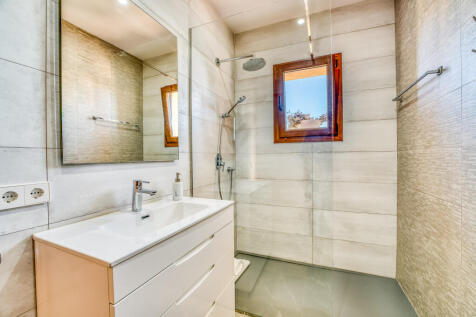 All bathrooms with walk in shower