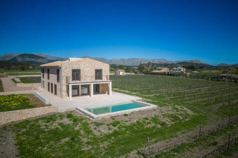 Elegance surrounded by vineyards