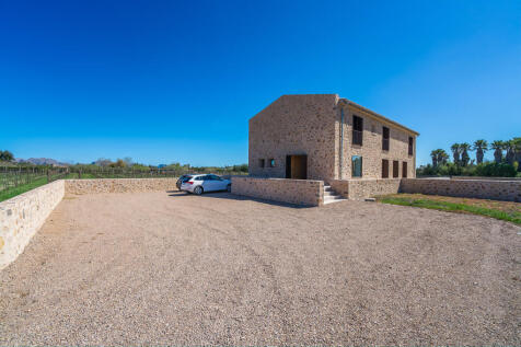 Entrance to this fantastic property