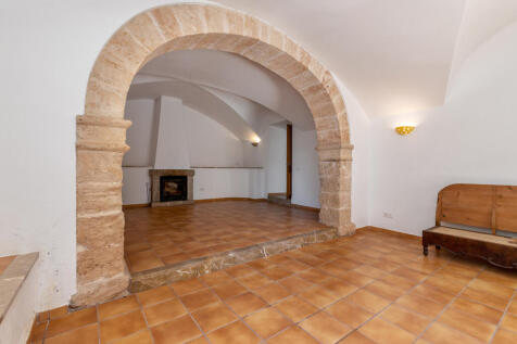 Living are with fire place