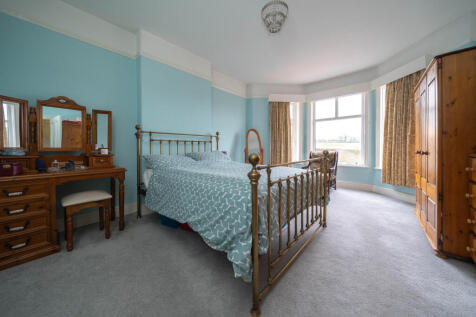 51 Longhurst master bed 1.jpg
