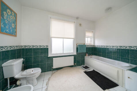 51 Longhurst Bathroom 2.jpg