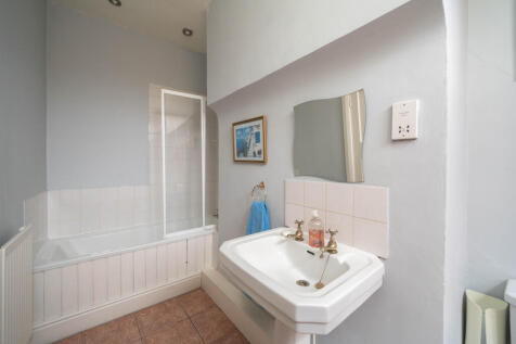 51 Longhurst bathroom 1.jpg