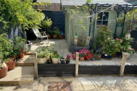 Rear Garden: 