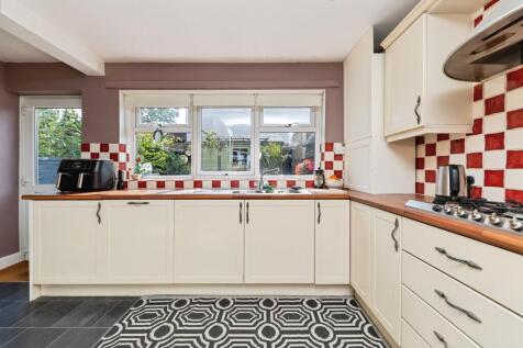 Kitchen / Dining Room: