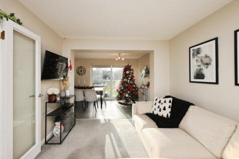 Open Plan Lounge/Dining Room: