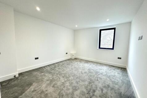 4 Thames view bed...