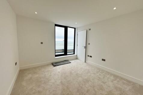 4 Thames View bed...