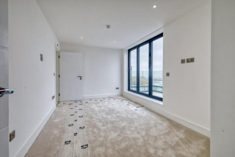 5 Thames View bed...