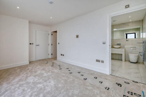 5 Thames View bed...