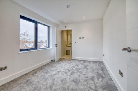 5 Thames View bed...