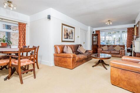 L- Shaped Lounge/Dining Room