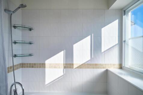 Upper Bathroom 1.jpg