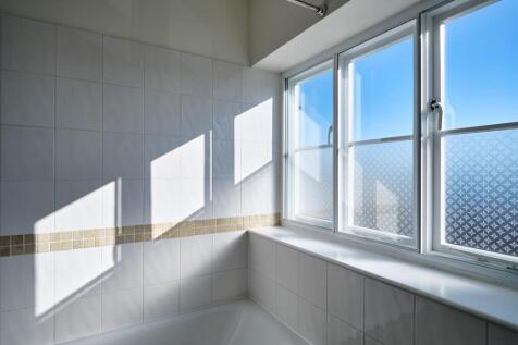 Upper Bathroom 2.jpg
