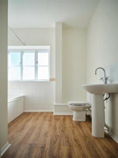 Upper Bathroom 5.jpg