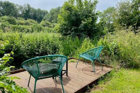 Jetty over free flowing stream