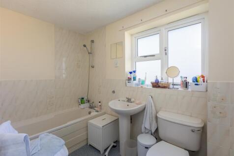 Acres Close 4 Bathroom.jpg