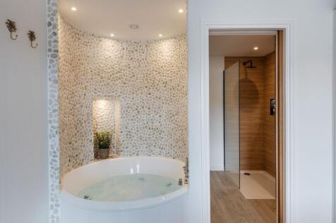 Jacuzzi and Ensuite- Trafalgar Cottage Above Town-Dartmouth