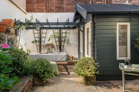 Courtyard Garden_1 Charles Street, Dartmouth