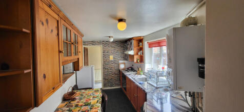 Available now large 2 bedroom Terraced for rent