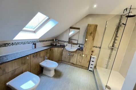 master ensuite 1.JPG