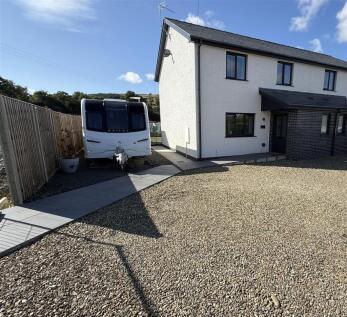 Parking area to side