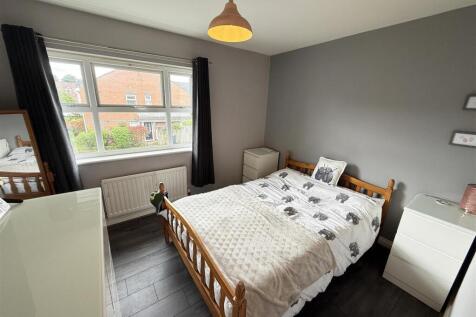 Bedroom 1.jpg