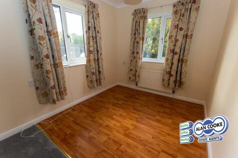 L-SHAPED LIVING ROOM