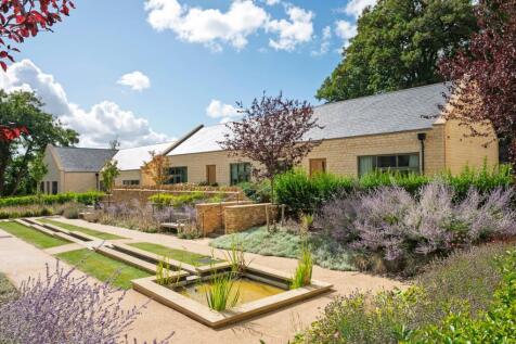 Front &amp; Communal Garden