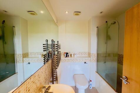 EN-SUITE BATHROOM/WC