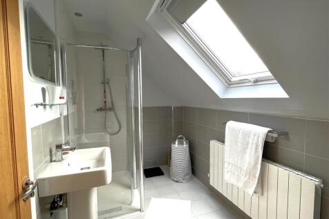 MASTER BEDROOM WITH ENSUITE
