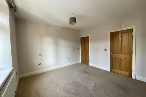 Main Bedroom (2).JPG