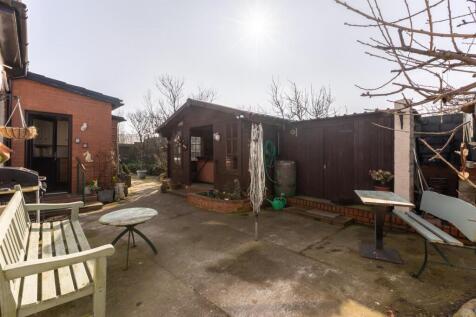Courtyard Garden &amp; Outbuilding