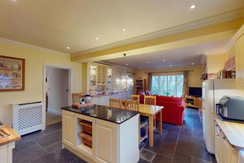 Kitchen/Dining room/Family room