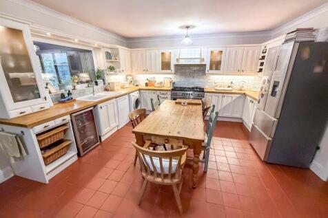 Kitchen/ Dining Room