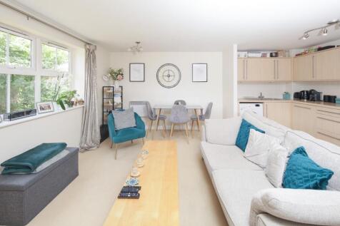 3 Birch Meadow Close lounge kitchen-4.jpg