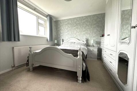 Bedroom (rear)