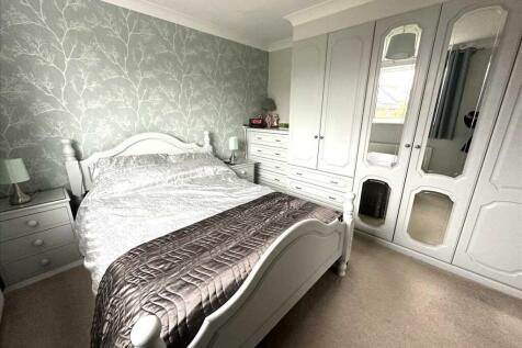 Bedroom (rear)