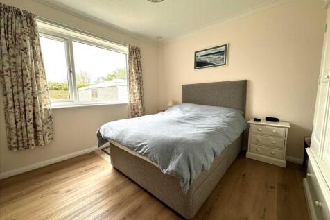 Bedroom (rear)