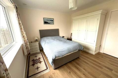 Bedroom (rear)