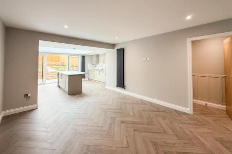 LIVING ROOM/FAMILY ROOM