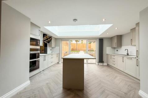 BREAKFASTING KITCHEN