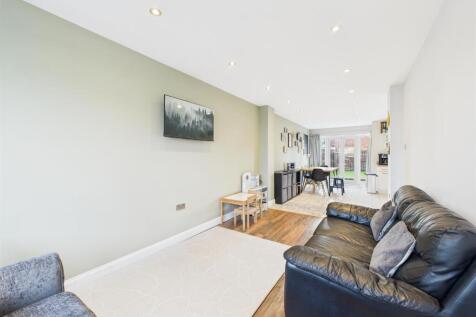 LIVING ROOM/FAMILY ROOM