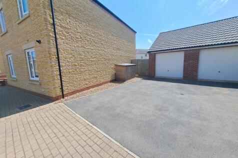 Dragonfly Way, Pineham