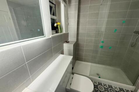 17 Rugby Road Ensuite.jpg