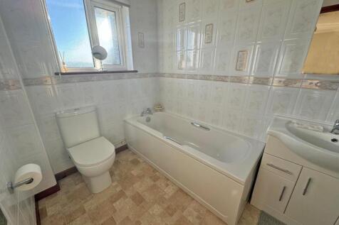 MODERN EN-SUITE BATHROOM